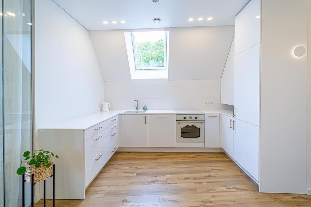 Sky Apartment With Free Parking And Balcony & Ac Kaunas Eksteriør billede