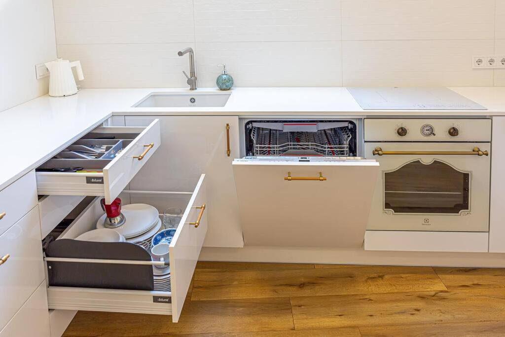 Sky Apartment With Free Parking And Balcony & Ac Kaunas Eksteriør billede